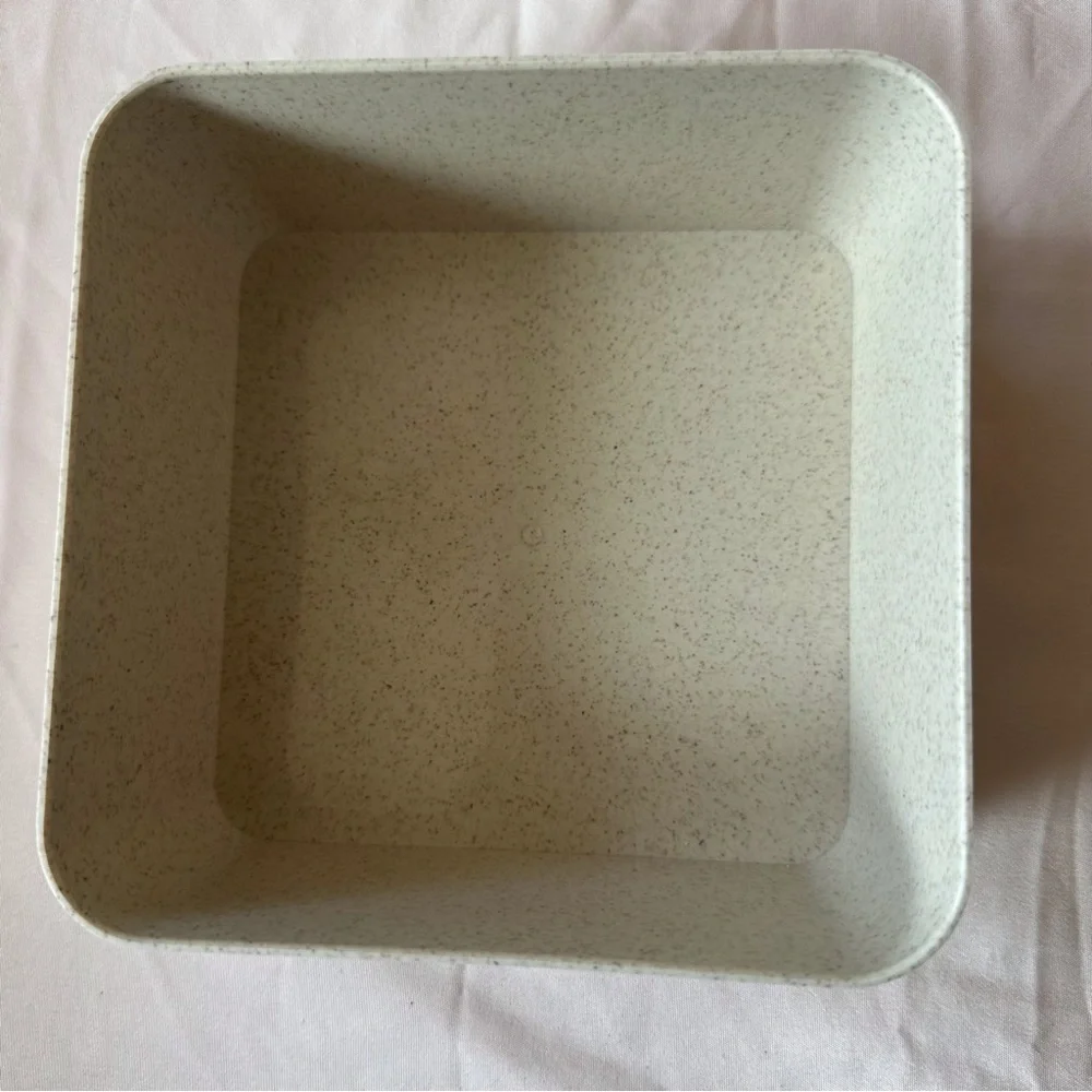Food container with wood lid, reusable utensils set and‎ strap for closure